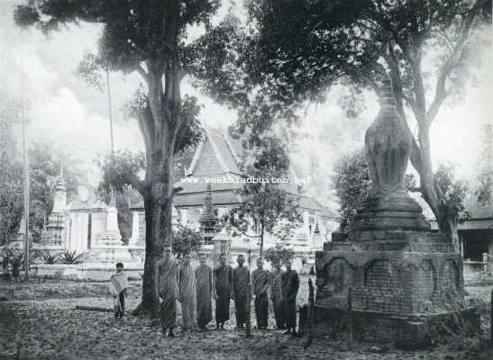 Cambodja, 1928, Siem Reap, EEN MODERNE BOEDDHISTISCHE TEMPEL BIJ ANGKOR, DIE GEHEEL LOS STAAT VAN DE OUDE RUNES