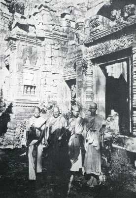 Cambodja, 1928, Siem Reap, BOEDDHISTISCHE PRIESTERS, DIE BIJ ANGKOR WAT VERBLIJVEN