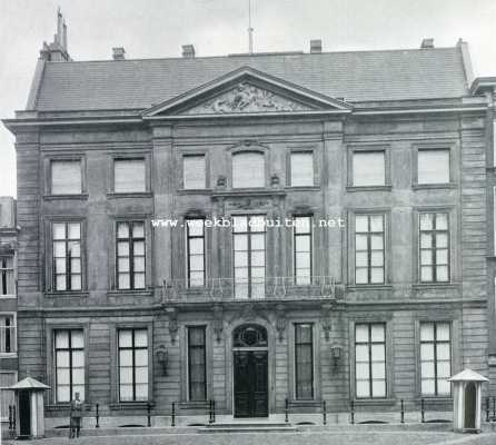 Bij den 70sten verjaardag van H.M. de Koningin-Moeder. Het paleis van H.M. de Koningin-Moeder in het Voorhout te 's-Gravenhage