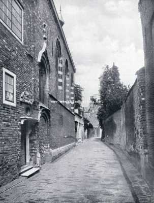 Zeeland, 1928, Middelburg, In Oud-Middelburg. Links de voormalige kapel van het Cellebroersklooster