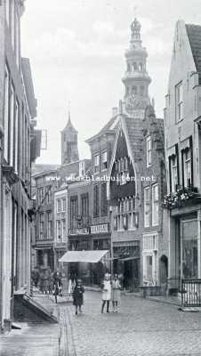 Zeeland, 1928, Middelburg, Oud-Middelburg. Kijkje in de Segeerstraat. Op den achtergrond het torentje der Provinciale Bibliotheek en de Abdijtoren