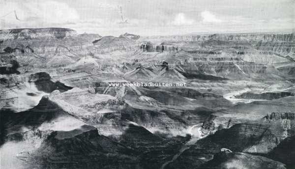 Het Grand Canyon natuurmonument in den staat Arizona (U.S.A.) in de diepte de Colorado-rivier