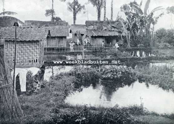 Indonesi, 1928, Cisarua, Van kampong en batik. Kampongleven te Tsjisaroea