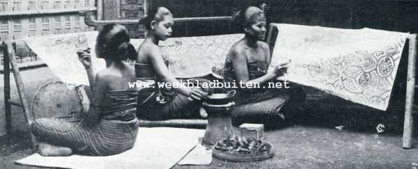 Indonesi, 1928, Onbekend, Van kampong en batik. Batiksters. In 't midden het comfort, waarop de was vloeibaar wordt gemaakt