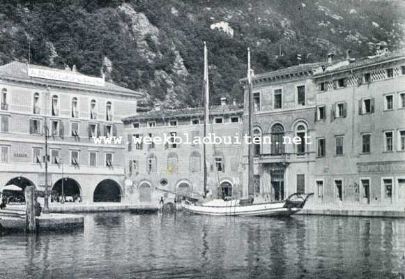 Itali, 1929,  Riva del Garda, RIVA SUL GARDA. DE HAVEN VAN RIVA. LINKS HOTEL EUROPA. OP DEN ACHTERGROND DE MET BOOMEN BEGROEIDE BERGEN
