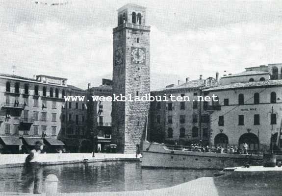 Itali, 1929,  Riva del Garda, RIVA SUL GARDA. GEZICHT OP DEN OUDEN VESTINGTOREN (TORRE APPONALE). RECHTS HOTEL SCOLE, EEN VOORMALIG PALEIS