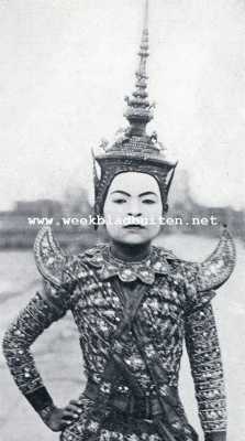 Cambodja, 1929, Onbekend, DANSERESSEN VAN SIAM EN CAMBODJA. HOOFDTOOI VAN EEN CAMBODJA-DANSERES