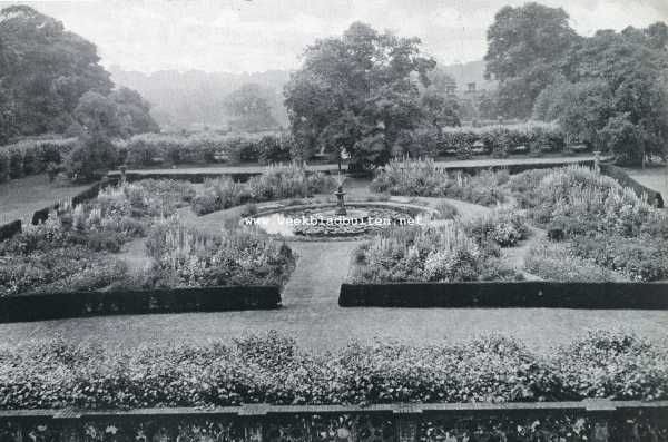 Hatfield De tuin met de moerbezieboomen. Een fontein in fijne, hoogopspuitende stralen verheft zich uit een achthoekig watervlak