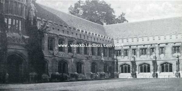 Engeland, 1929, Oxford, Een toerist in Oxford. Het binnneplein van Magdalen College, versierd met chimeren en door kloosters omringd