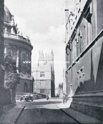 Een toerist in Oxford. Katherine Street en Radcliffe Camera. Links de Divinity School, rechts All Souls College