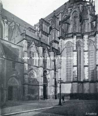 Utrecht, 1929, Utrecht, De oude Utrechtsche kerken. Bij den Utrechtschen Dom. Gezicht op het koor en ingang van de kloostergang