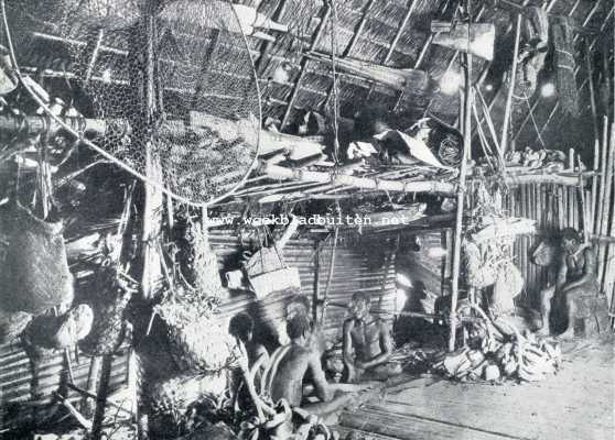 Onbekend, 1929, Onbekend, Uit het land en het leven der Papoea's. Bij de Papoea's. Interieur van een voor algemeen verblijf bestemd 