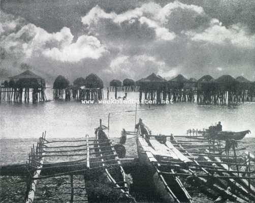 Onbekend, 1929, Hula, Uit het land en het leven der Papoea's. Bij de Papoea's. Hula, een op palen gebouwd 
