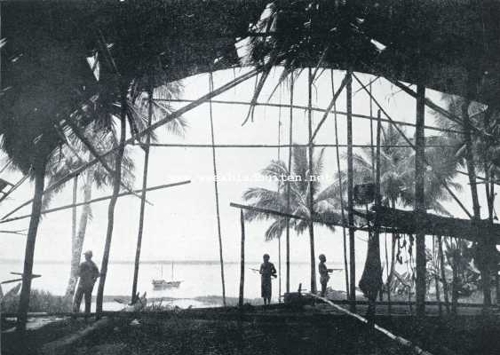 Onbekend, 1929, Onbekend, Uit het land en het leven der Papoea's. Gezicht op het Murray-meer in Papoea-territorium, vanuit het voorportaal van een der groote, gemeenschappelijke woningen der inboorlingen