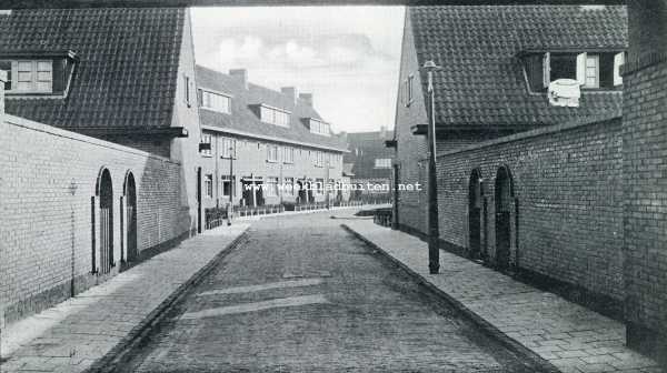 Tuindorpen. 5. Tuindorp te Watergraafsmeer. Een smal zijstraatje met wat stugge zijmuurtjes