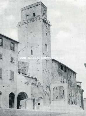 Itali, 1929, San Gimignano, San Gimignano. De Piazza della Cisterna met een van de torens, waaronder een kelder is gelegen, die nog door de bewoners van het stadje wordt gebruikt. In het midden de oude kelder