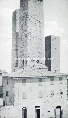 Itali, 1929, San Gimignano, San Gimignano. De Tweelingtorens, genomen vanaf het balcon van het Palazzo Communale, waarvan Dante in 1300 de burgers toesprak