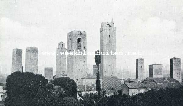 San Gimignano. De torens der stad, gezien vanaf het oude kasteel