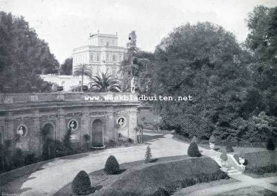 Rome. Gezicht uit het park op een zijvleugel van de Villa d'Este