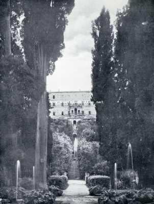 Rome. Gezicht door de Cypressenlaaan op de Villa d'Este