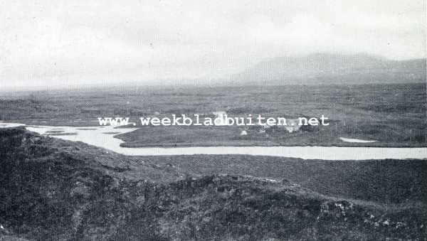 Ijsland, 1929, ingvellir, Thingvellir. Dwars door het lavaveld baant de xar zich met breede bedding een uitweg naar het meer