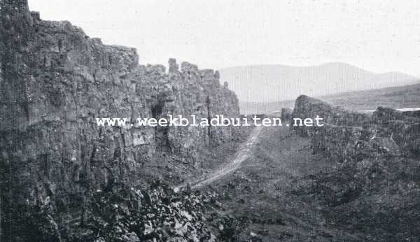 Ijsland, 1929, ingvellir, Thingvellir. De Almanagj-kloof. Ter Linkerzijde de ongenaakbare rotswand, van basaltblokken