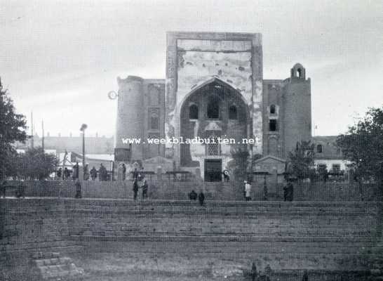 Oezbekistan, 1929, Buchara, Een reis door Russisch Turkestan in 1928. Een moskee te Bokhara, met een moderne klok, een loud-speaker en electrische verlichting