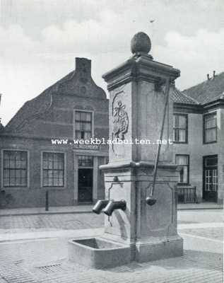 Zuid-Holland, 1929, Hillegom, Hillegom. Pomp op het dorpspleintje uit het jaar 1740, met de wapens der families Six en van den Bempden