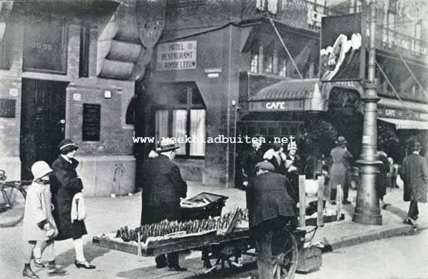 Noord-Holland, 1929, Amsterdam, Op het Damrak te Amsterdam. Bananen! Zeven cent per stuk