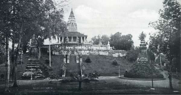 Cambodja, 1929, Phnom Penh, Phnm-Pnh, Cambodja's hoofdstad. De Pagoda Phnm te Phnm-Pnh, geweldig hersteld door het Fransche bestuur met nabootsingen van Angkorsche bouworde en ornamenten, terrassen en trap