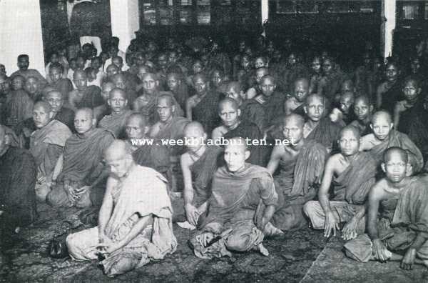 Cambodja, 1929, Phnom Penh, Phnm-Pnh, Cambodja's hoofdstad. Boeddhisten bij een bioscoop-voorstelling in het Muse Economique te Phnm-Pnh