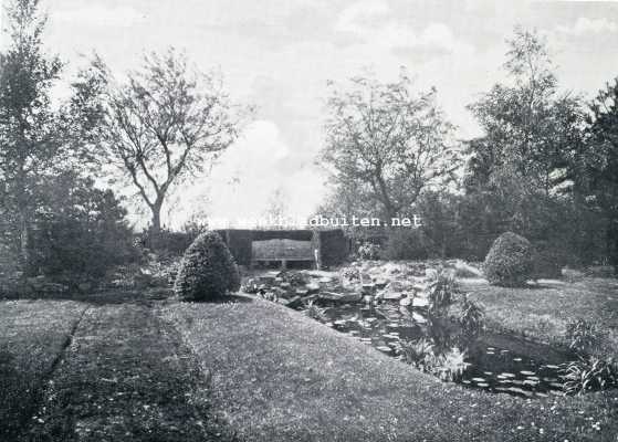 Noord-Holland, 1929, Bussum, Dtail van een tuin te Bussum. De twee wilgen omsluiten een  ver verschiet. (Aanleg D.F. Tersteeg)