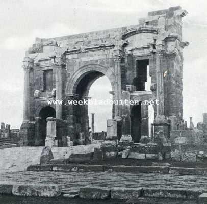 Algerije, 1929, Timgad, Romeinsche ruines in Noord-Afrika. De Triumfpoort van Trajanus te Timgad