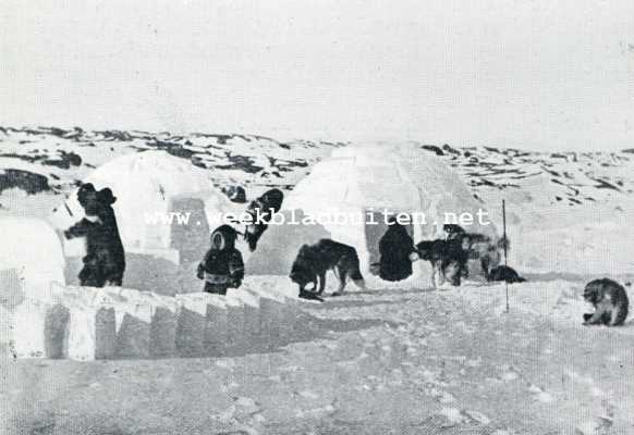By de Smithsund-Eskimo's. Uit: Drie jaar onder Canadeesche Eskimo's door Chr. Leden. Uitg. de Bussy. Het bouwen der sneeuwhutten