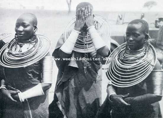 Afrika, 1929, Onbekend, De olifanten komen. De getrouwde vrouwen in Massai-land dragen koperen halsringen en armbanden als teeken van haar waardigheid