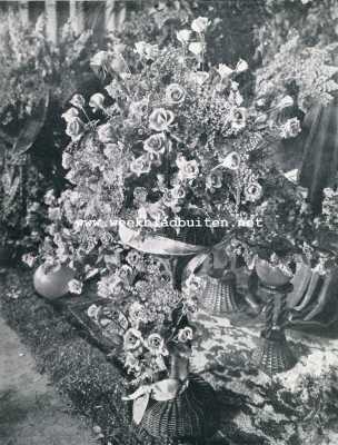 Onbekend, 1929, Onbekend, Een mand met Europa-rozen (donkerroze)