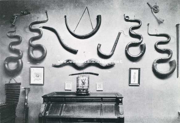Zuid-Holland, 1929, Den Haag, De muziekhistorische afdeeling van het museum Scheurleer te 's-Gravenhage. Blaasinstrumenten, voornamelijk serpents