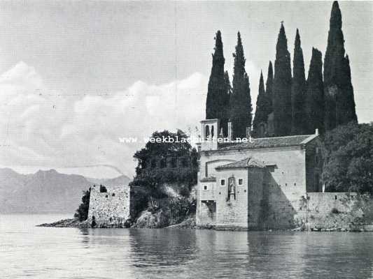 Itali, 1929, San Vigilio, SAN VIGILIO AAN HET GARDAMEER: HOOG RIJZEN DE EEUWENOUDE CYPRESSEN, DONKERE SILHOUETTEN TEGEN DEN OTALIAANSCHEN HEMEL