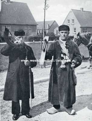 Gelderland, 1929, Borculo, DE NACHTWACHT MET DEN KOEHOORN UIT BORCULO EN DE IN VOL ORNAAT UITGEDOSCHTE KLEPPERMAN UIT HET GRAAFSCHAPSCHE HENGELO