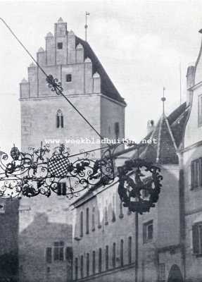 Dinkelsbhl. Gesmeed ijzeren uithangbord te Dinkelsbhl op den achtergrond de Rothenburger Tor