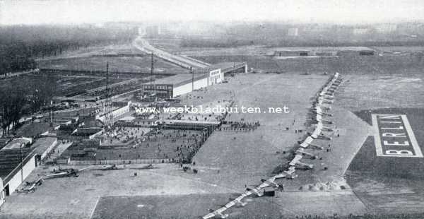 Duitsland, 1930, Berlijn, Een gigantische rups in Berlijns luchthaven