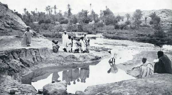 Tunesi, 1930, Onbekend, Van een zee- en strand-oase. Waterscheppen aan de bron