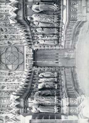 De Kathedraal te Reims. Detail van het linkerportaal in den voorgevel