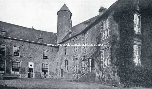Het Kasteel Waardenburg. De 17e eeuwsche gebouwen aan den tot voorhof geworden binnenhof