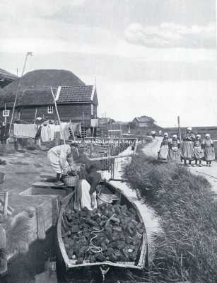 Noord-Holland, 1930, Marken, Op Marken, het lossen van de turfschuit