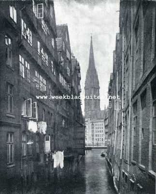 Hamburg. Steckelhornfleck. Op den achtergrond de St. Nicolaikerk