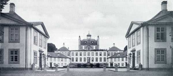 Denemarken, 1930, Fredensborg, Wandelingen in Denemarken. Het Slot Fredensborg met het achthoekige voorplein