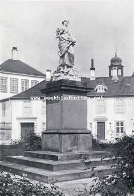 Denemarken, 1930, Fredensborg, Het slotplein van Fredensborg met het beeld van de Eendracht