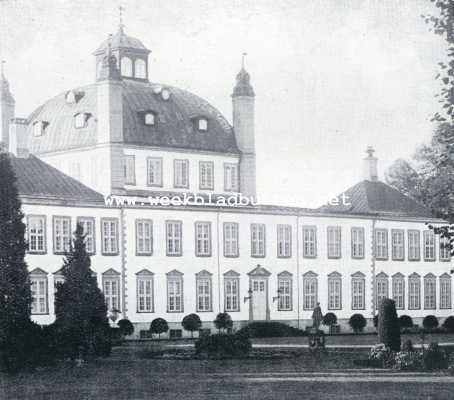 Denemarken, 1930, Fredensborg, Het slot Fredensborgvanuit het park gezien