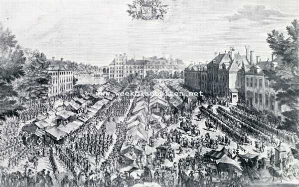 De Haagsche kermis. Haagsche kermis met de optrekkende burgerij (schutters), zich presenteerende aan H.K.H. den Prins en Prinses van Oranje, ongeveer 1680. Gezicht op het Buitenhof